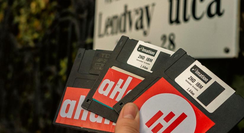 Az aHang átadta a nyilvános miniszterelnök-jelölti vitára szólító petíciót a Fidesznek