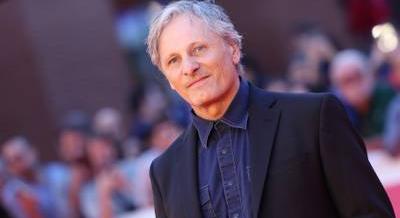 A Gyűrűk Ura sztárja Budapesten múzeumozott – Rajongói ereklyével zárult a látogatás