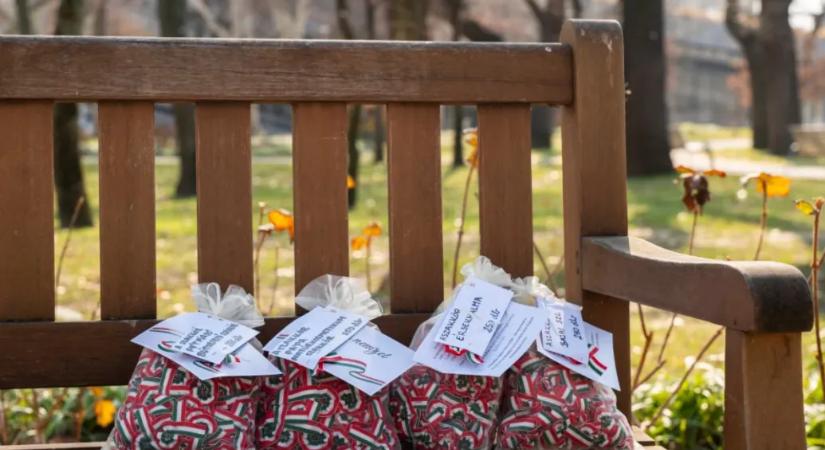 Múzeumok is osztogatják majd az iskolákkal és nyugdíjas közösségekkel varratott kokárdákat