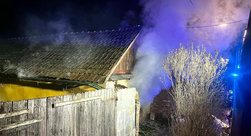 Óriási füst szállt fel egy épületből Szolnokon, több egységgel siettek a tűzoltók a helyszínre – galériával