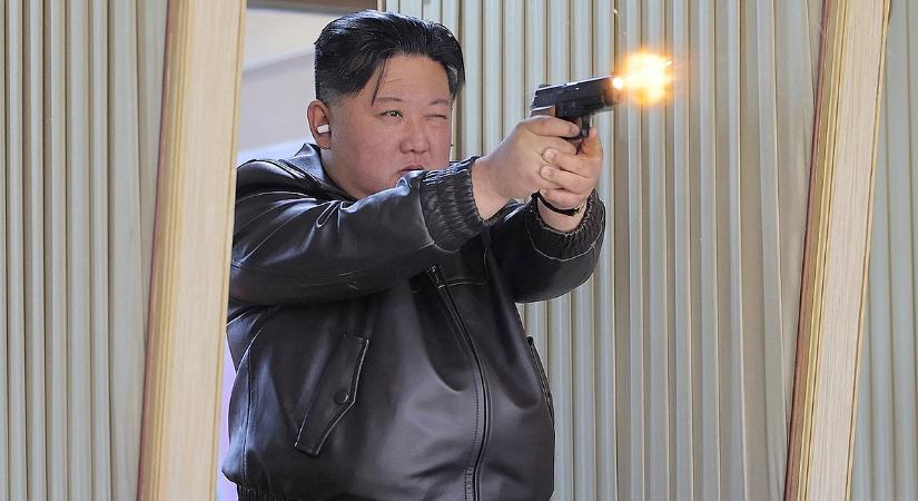 Kim Dzsongun rögvest kipróbálta újonnan kapott pisztolyát tinilányával