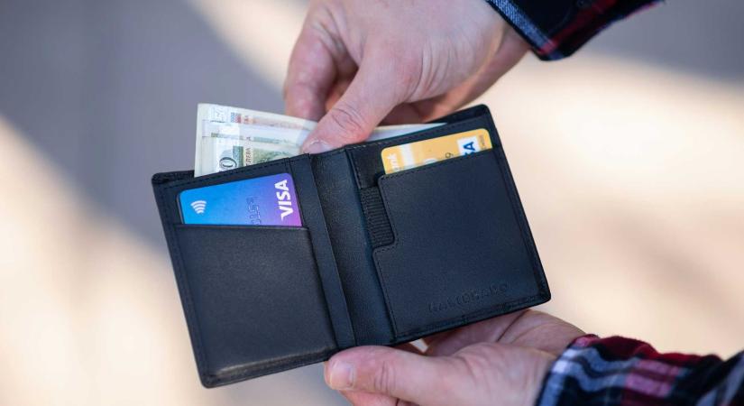 Tízezer lejes szakadék: közel ennyi a különbség a legjobb és legrosszabb fizetések között