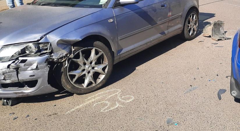 Két autó ütközött össze Nyíregyházán péntek délelőtt (fotókkal)