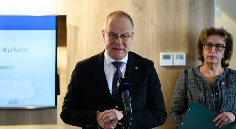 Navracsics Tibor: Megtiszteltetés kitüntetni a közösségek legkiválóbbjait