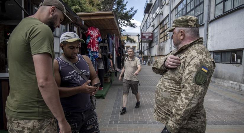 Videón a dnyiprói kényszersorozás: kutyája mellől raboltak el egy férfit