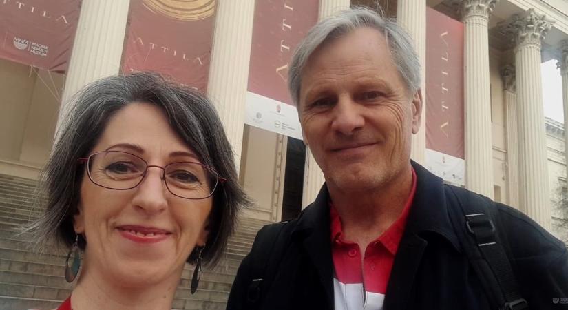 A Gyűrűk Ura sztárja a Magyar Nemzeti Múzeumban járt – Viggo Mortensen még dedikált is