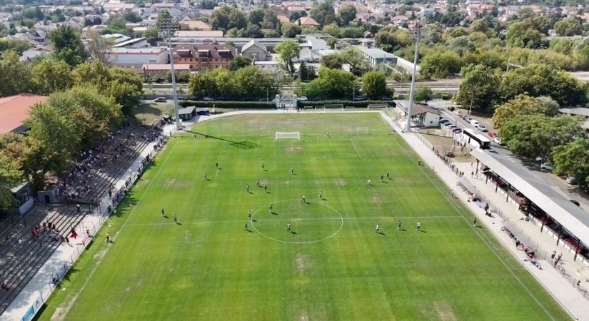 Ezek a focipályák adják meg a hétvégi meccsek igazi hangulatát – mutatjuk a legszebbeket (101)