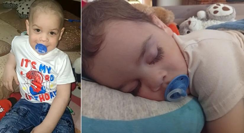 „A karjaim között halt meg!” – édesanyja élesztette újra, így van most a hároméves Ádám