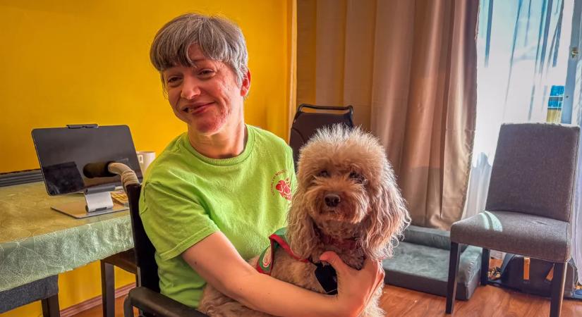 "Ő a mi négylábú angyalunk" – Bambi, a segítőkutya nélkül nem tudná ellátni magát Ágota