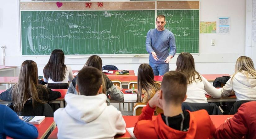 Jó híreket kaptak a honvédelmi alkalmazottak és a pedagógusok – így ismeri el a munkájukat a kormány