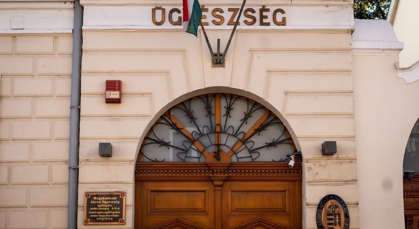 Késsel támadt a biztonsági őrökre egy férfi a zalai áruháznál – a rendőrök vetettek véget a balhénak