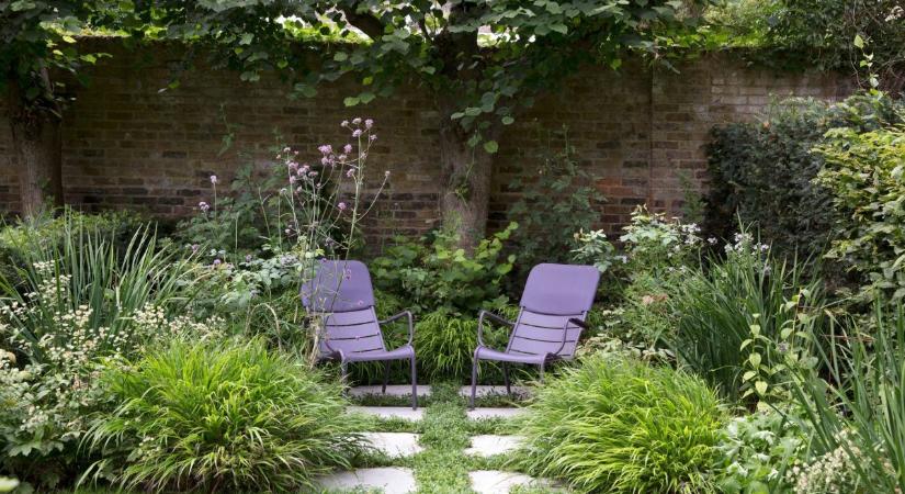 Varázslatos belső udvar üde növényekkel, lila székekkel Londonból - Előtte és utána képek