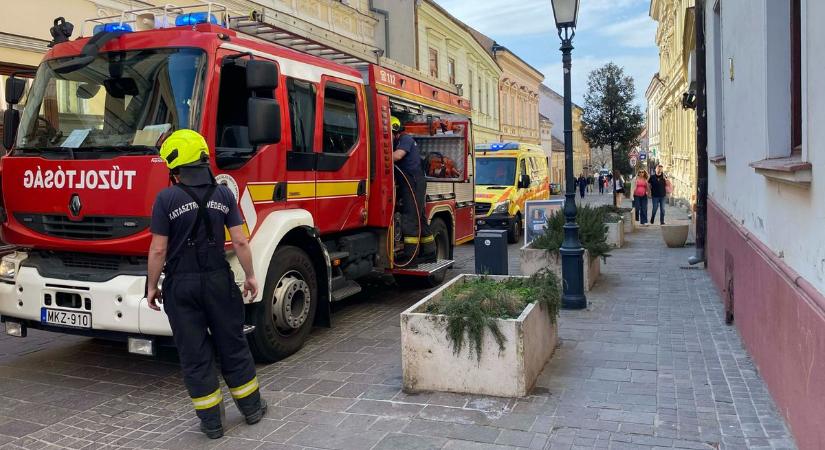 Helyszínre érkeztek a hatóságok, a pécsi belvárosban villogtak a szirénák