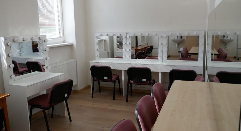 A bábterem és az öltözők felszereltségének korszerűsítése a Füleki Városi Művelődési Központban