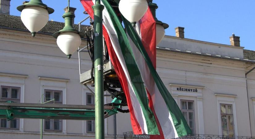 Már lobognak a zászlók a belvárosban: ünnepi díszbe öltözik Szeged március 15-re
