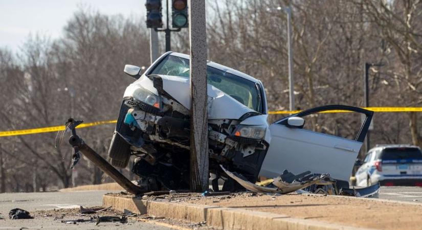 Oszlopnak ütközött egy autó Kunmadarason