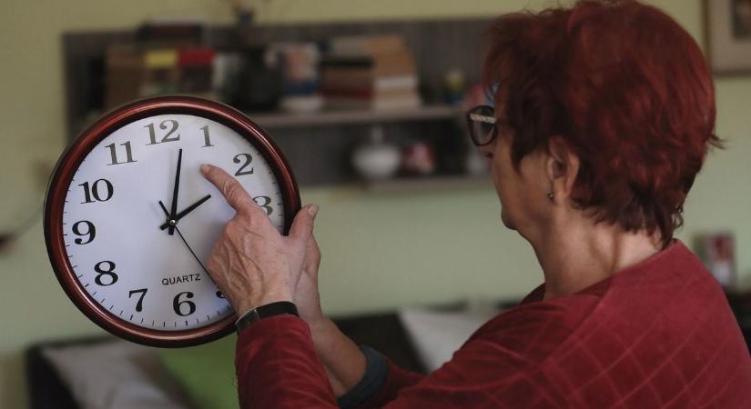 Tavaszi óraátállítás: ezen a hétvégén kell előretekerni az órát