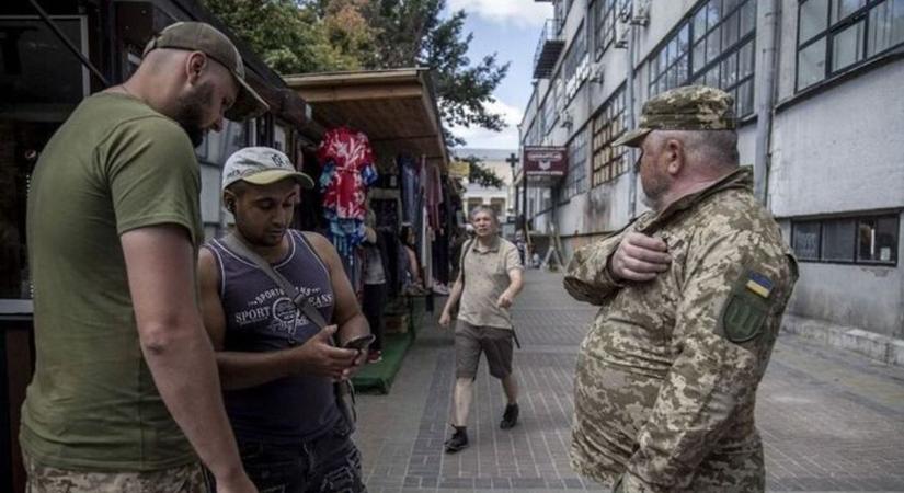 Újabb kényszersorozás áldozata lett egy férfi, a hűséges kutyája az utcán maradt – Dnyipróból borzalmas videó!
