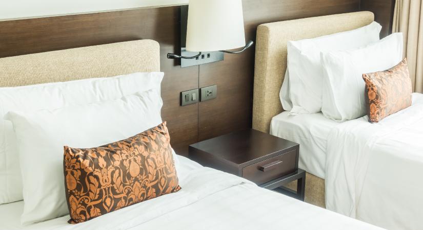 Meglepő hoteltrükk terjed, egy cipőt kell a széfben hagyni