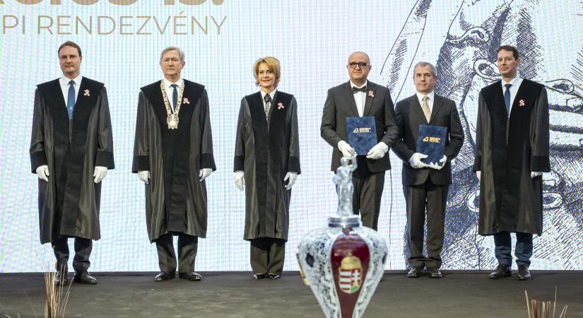 Március 15: doktorok avatásával és az intézmény rangos elismeréseinek átadásával ünnepelt a Széchenyi István Egyetem