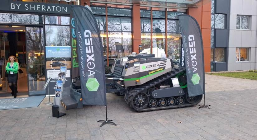 Solton láthattuk a jövőt: megállás nélkül dolgozik a sofőr nélküli robottraktor a földeken – videó