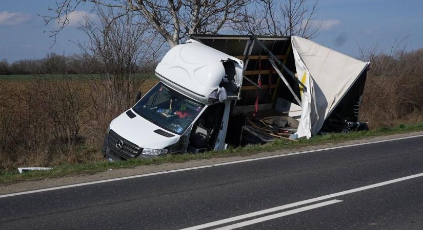Baleset a 84-es főúton - fotókat mutatunk a helyszínről