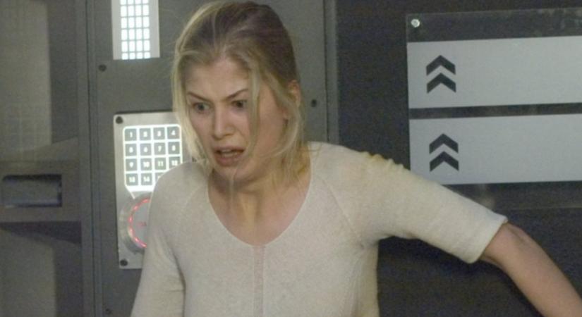 „Derékba törhette volna a karrierem” – Rosamund Pike felidézte, hogy mennyire rossz film volt a 2005-ös Doom, amiben ő is szerepelt
