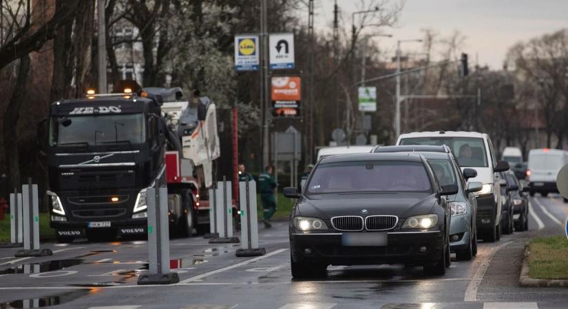Olyan netről rendelt rendszámot fotóztak a Miklós utcán, hogy temus császár legyen a talpán, aki megkülönbözteti