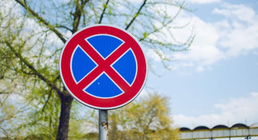 Parkolási tilalmat vezettek be Szeged egyik forgalmas utcájában, a lakók felháborodtak