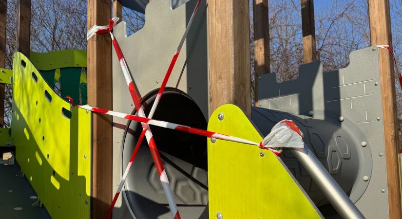 Megint megrongálták a játszóteret, a gyerekek kedvenc mászókáját le kellett zárni