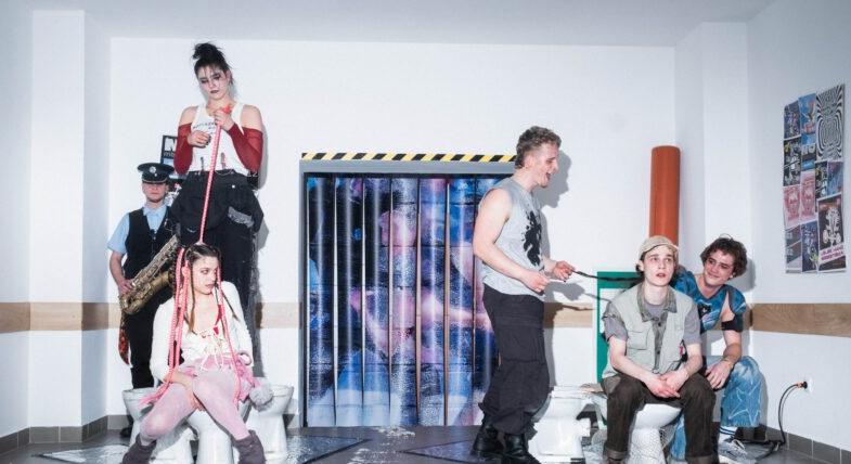 Miközben sorra zárnak a klubok, megnyílik a KELETI BLoKk – Immerzív színházi bemutató az Eötvös10-ben