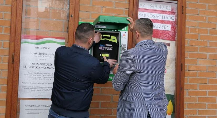 Életmentő készülék került Lajosmizse központjába, bárki használhatja vészhelyzetben – fotók