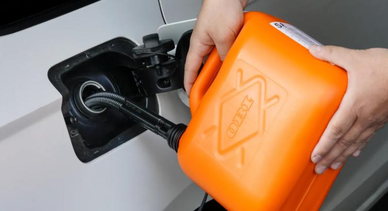 Megint átírta a kormány a tankolás szabályait