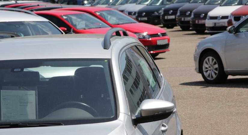 Váratlan fordulat a magyar használtautó-piacon: hatalmasat zuhant a legmodernebb kocsik ára, most érdemes vásárolni?