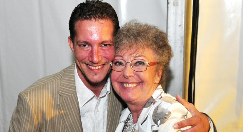 „Na fiacskám, most már családtag vagy, csomagellenőrzés” – mondta Fodor Zsóka Németh Kristófnak, és bemarkolt a két lába közé