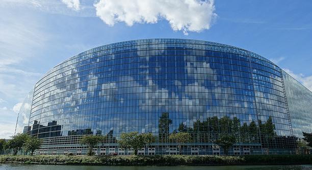 A nők béreit és munkakörülményeit javítaná az EU