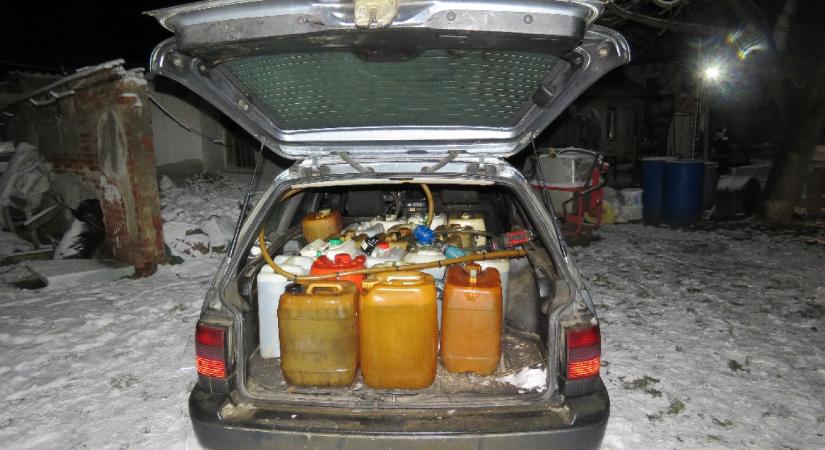 Rendőrök járják az országot azt kutatva, ki, hol és mennyi üzemanyagot tud tárolni