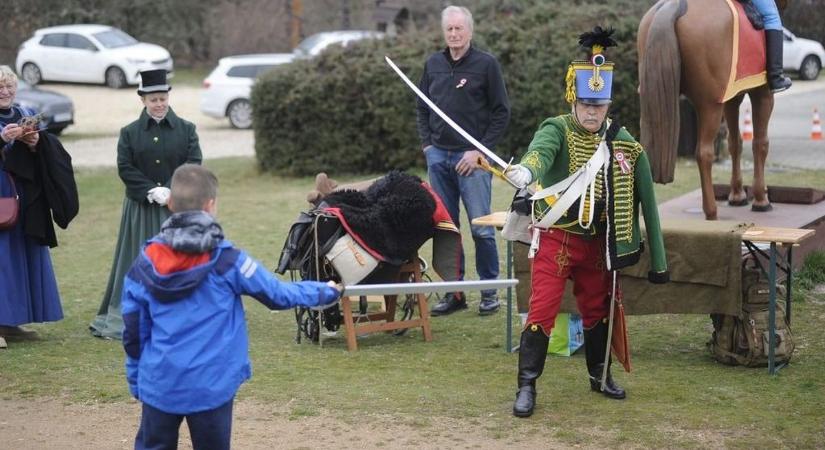 Forradalmi készülődés a Mészeg-hegyen: családi nap az Emlékparkban