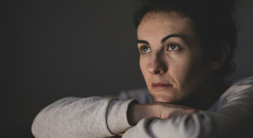 Ha nem alszunk, az agyunk „védi” magát: miért nem tudunk koncentrálni egy álmatlan éjszaka után?