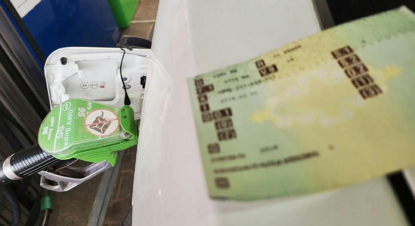 Teljes letámadásban a kormány: a Covid-oltásokhoz megadott e-mail-címen is a benzinárstoppal dicsekednek