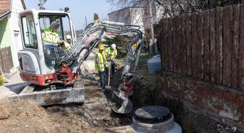 Ebben a városban a legkisebb utcát is felújítják – harcolnak az idő vasfogával... (galéria, videó)