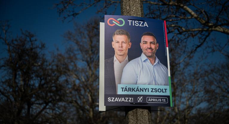 Előkerült egy karlendítős fotó, amelyen állítólag a Tisza Párt sajtófőnöke és képviselőjelöltje látható