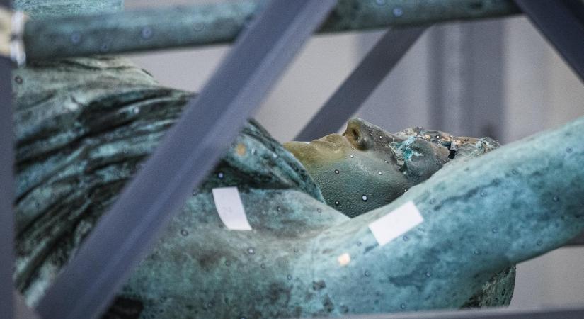 Letépték Gábriel arkangyal szárnyait, és még csak most kezdődik a munka