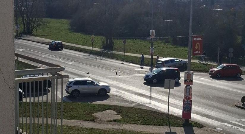 Drámai pillanatok Mátészalkán: karambol a kereszteződésben