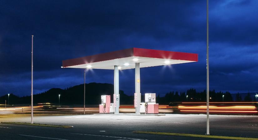 Keményen lecsap a benzinkutakon a NAV, többmilliós bírságok jöhetnek
