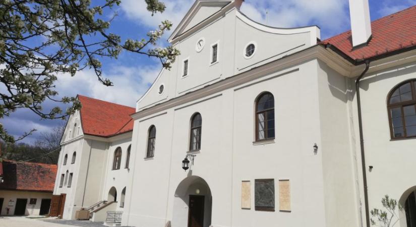 Megújul Kékkő vára és a barokk kastély egyik szárnya