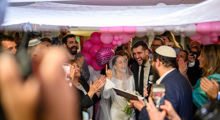 A násznép felett repkedő rakéták miatt a mélygarázsba költözött egy lagzi