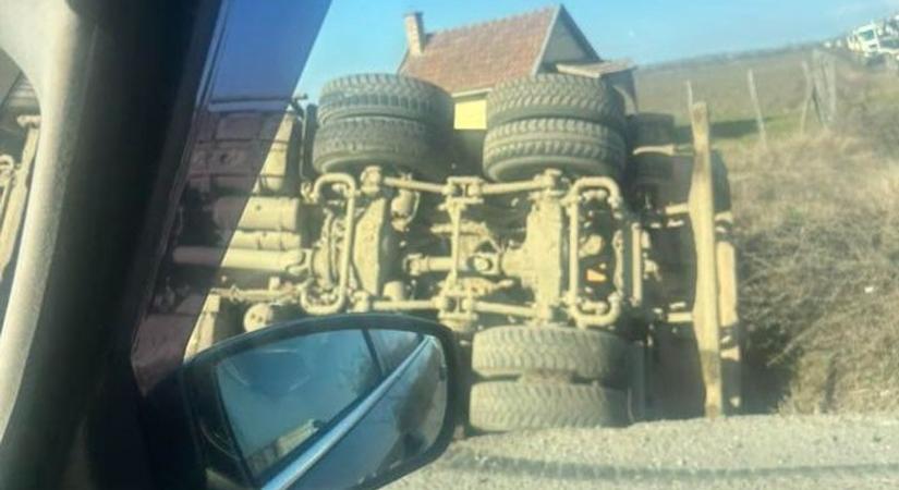 Baleset a szabolcsi szakaszon! Kamion az árokban!