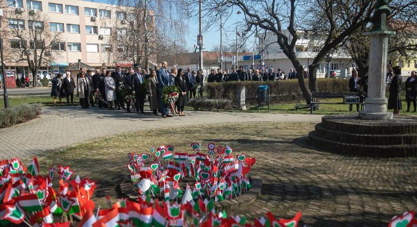 Ünnepi műsorral és koszorúzással tisztelegtek a 48-as hősök előtt Balmazújvároson
