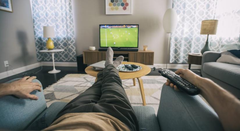 Leszúrta az apját lándzsával, mert dumált tévézés közben